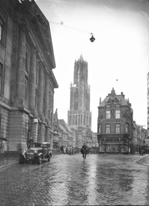 400163 Gezicht op de Stadhuisbrug te Utrecht, tijdens regen, met links het Stadhuis en op de achtergrond de Vismarkt en ...